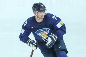 Näin KHL-seura kunnioittaa suomalaispelaajiaan – erikoinen paita nostattaa kulmakarvoja