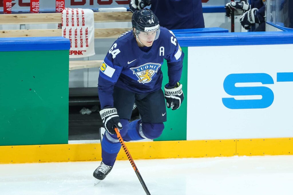 Mikael Granlund kahden tulen välissä Mikael Granlund kahden tulen välissä