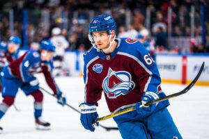 Surkeita uutisia NHL:stä – suomalaistähden iltapuhde päättyi ennen aikojaan