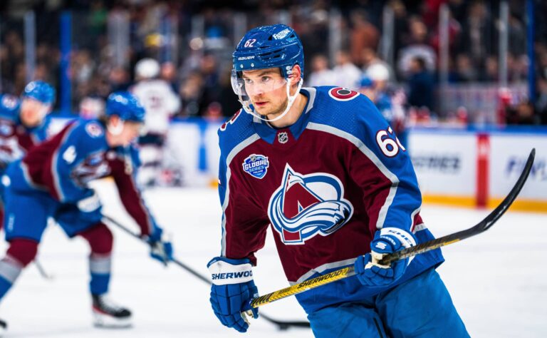 Surkeita uutisia NHL:stä – suomalaistähden iltapuhde päättyi ennen aikojaan