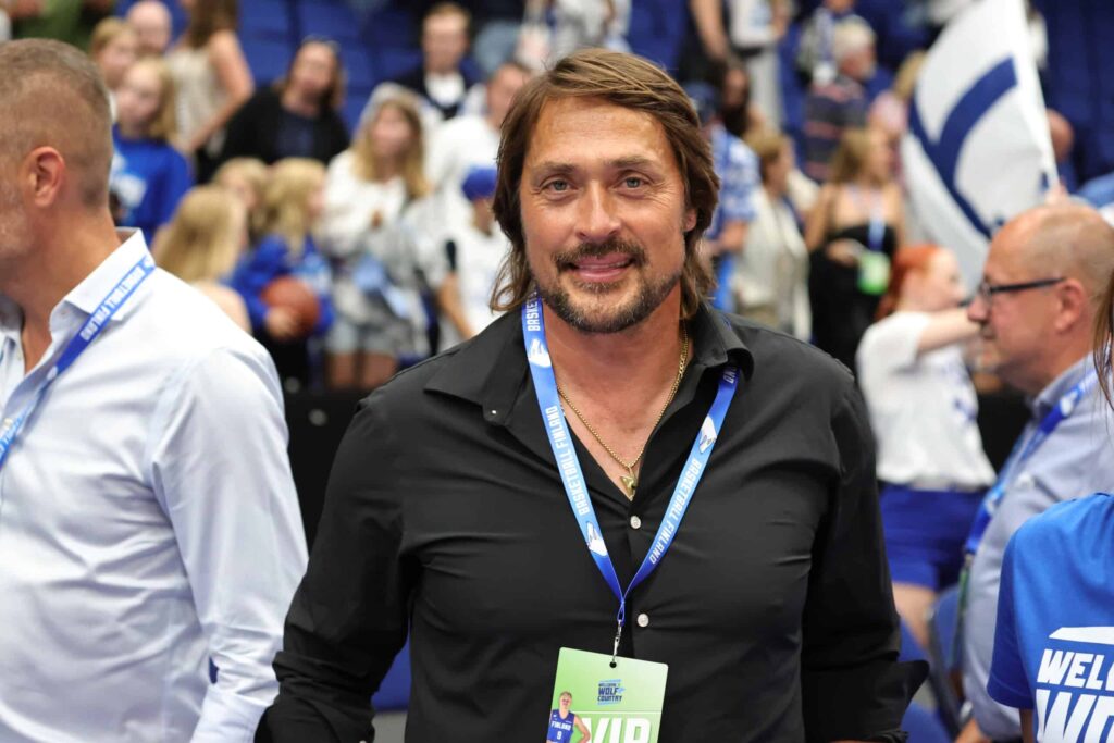 Teemu Selänne ajautui myrskyn silmään – yksi painallus riitti Teemu Selänne ajautui myrskyn silmään – yksi painallus riitti