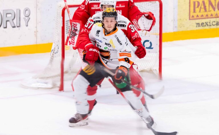 Leijona-lupaus näytti kyntensä - uuden saaliin kimppuun valtameren takana Leijona-lupaus näytti kyntensä – uuden saaliin kimppuun valtameren takana