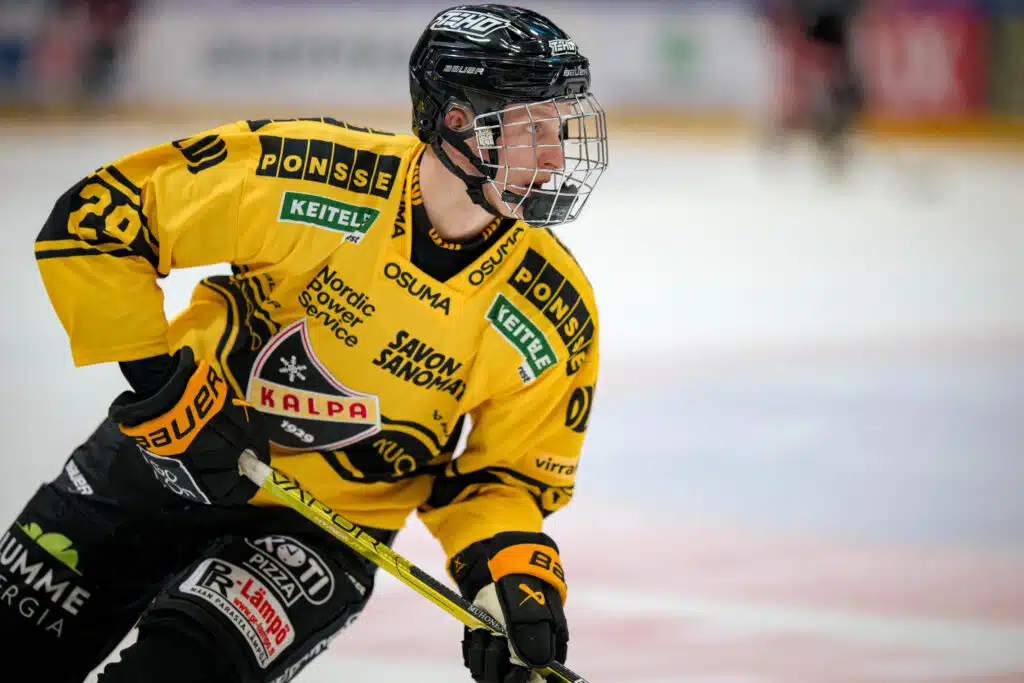 Nuori suomalaispuolustaja NHL:ään – Liiga-seuralle mojova korvaus