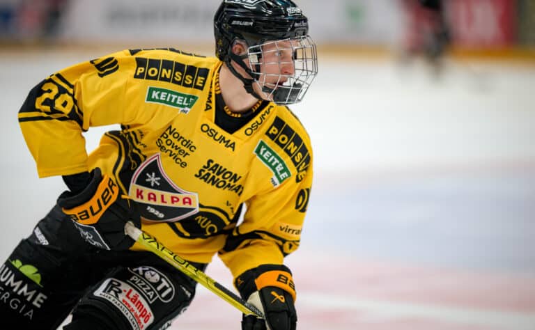 Nuori suomalaispuolustaja NHL:ään – Liiga-seuralle mojova korvaus