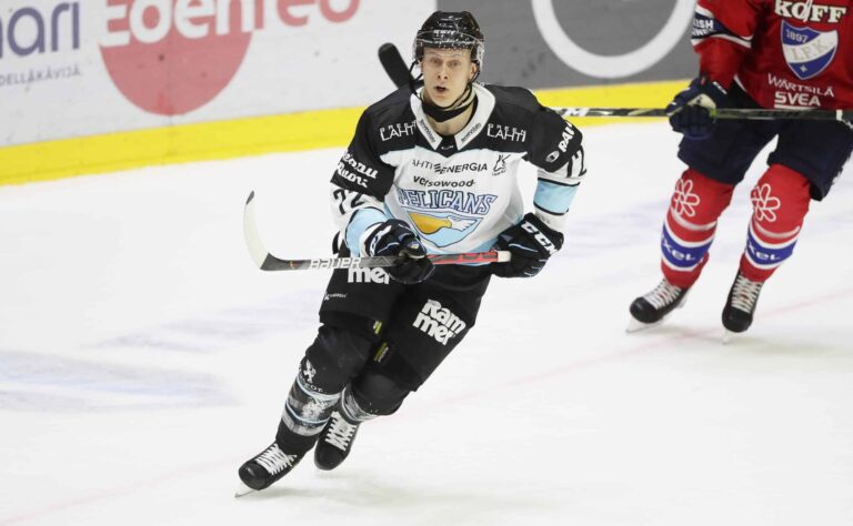 NHL-ovi sulkeutui – nyt suomalaispelaaja avaa suunsa