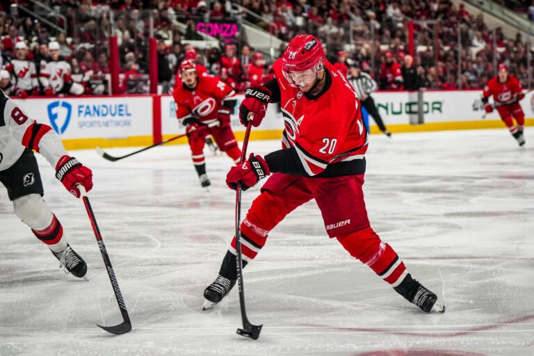 Sebastian Aho johtaa repaleista Carolinaa – tuulennopea supertähti tippui pois