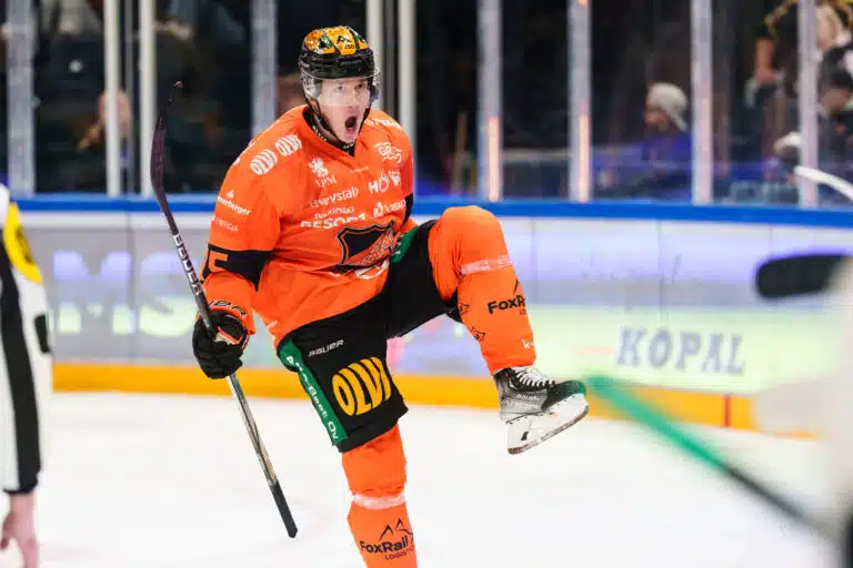 Leijona murahti mestaruuden arvoisesti – suomalaispelaajalta historiallinen temppu