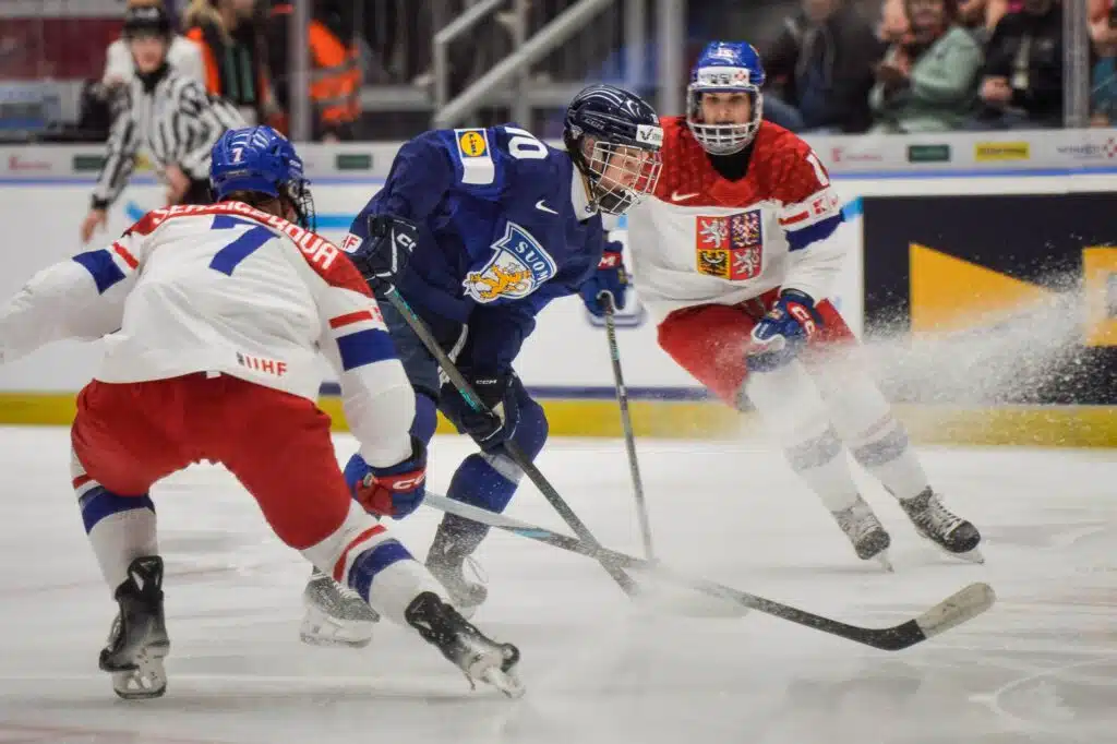 Huikeaa! Naisleijonat nousi 3 maalin takaa pronssille