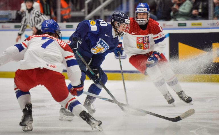 Huikeaa! Naisleijonat nousi 3 maalin takaa pronssille