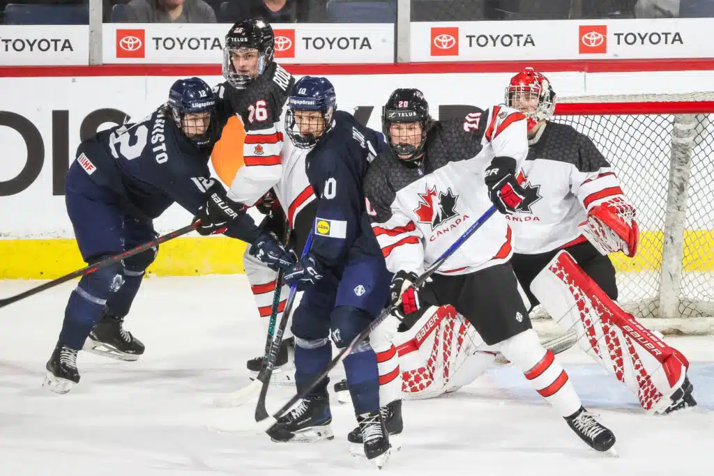 Katso: Pikkuleijonat romahtivat Kanadaa vastaan