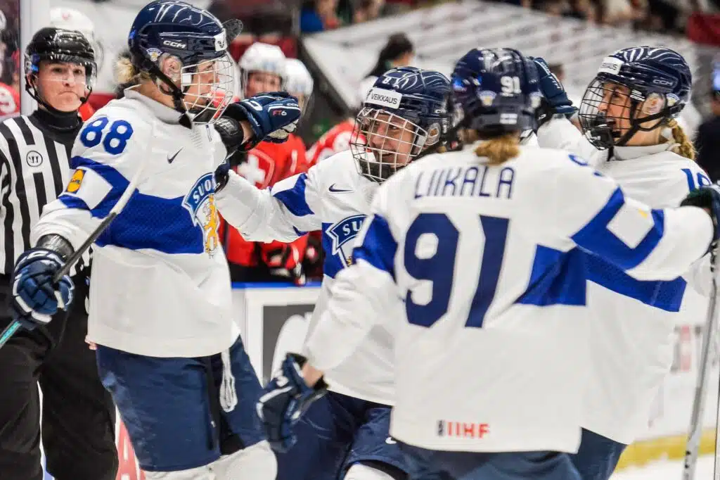 Naisleijonille voitto ja kapteenille ennätys – katso videolta kaikki maalit