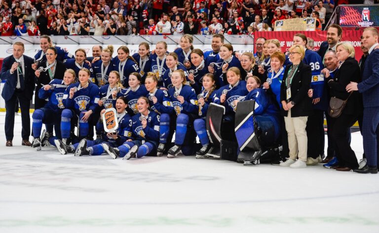 Naisleijonien päävalmentaja selitti uskomattoman tempun – ”Heistä löytyy leijonaa”
