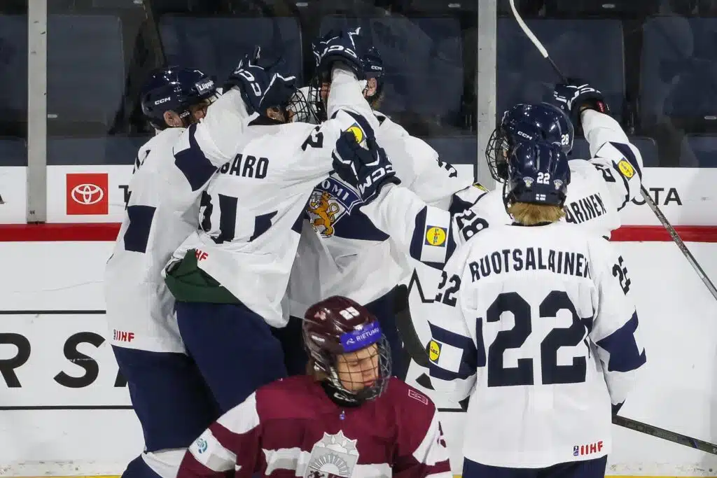 Katso: Pikkuleijonat hurjalla päällä – 10 maalia Latvian verkkoon