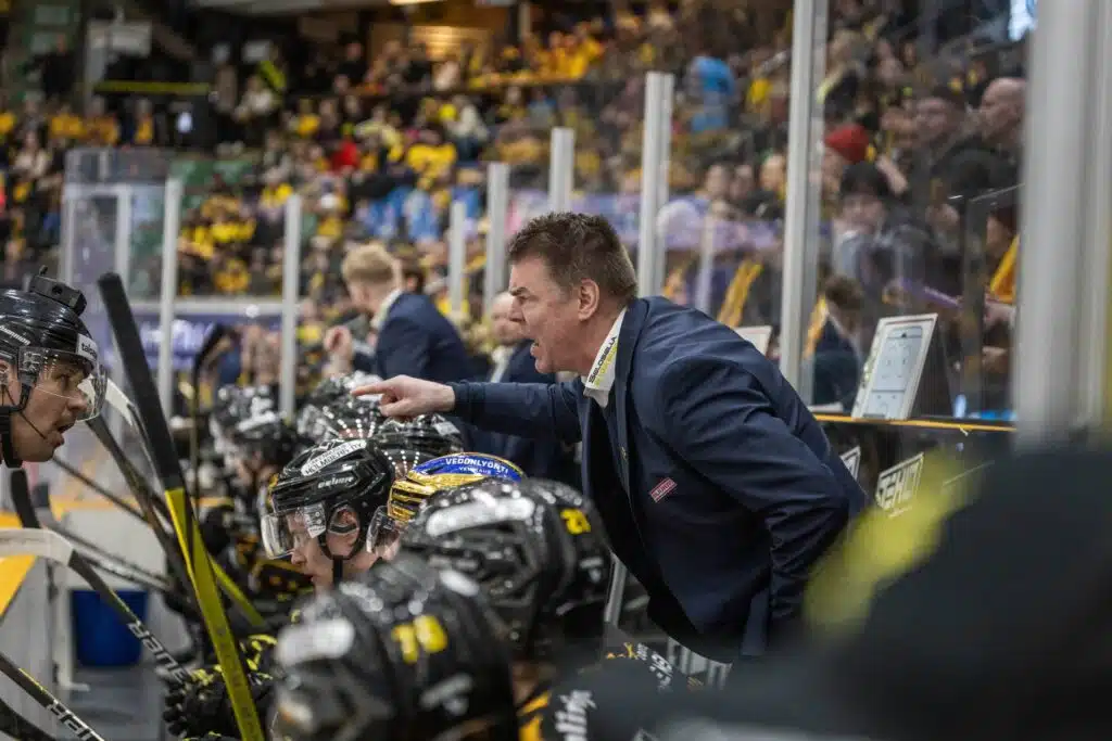 Leijona-legenda Raimo Helmiselle kunniaa – uskomaton työ palkittiin