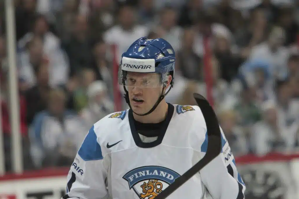 Ossi Väänäseltä mielenkiintoista suomalaisarviotakin NHL:n huippumatsista