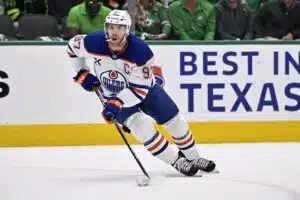 Connor McDavid nosti idolinsa jalustalle