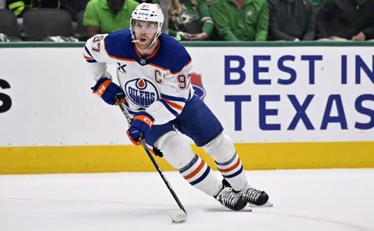 Connor McDavid nosti idolinsa jalustalle