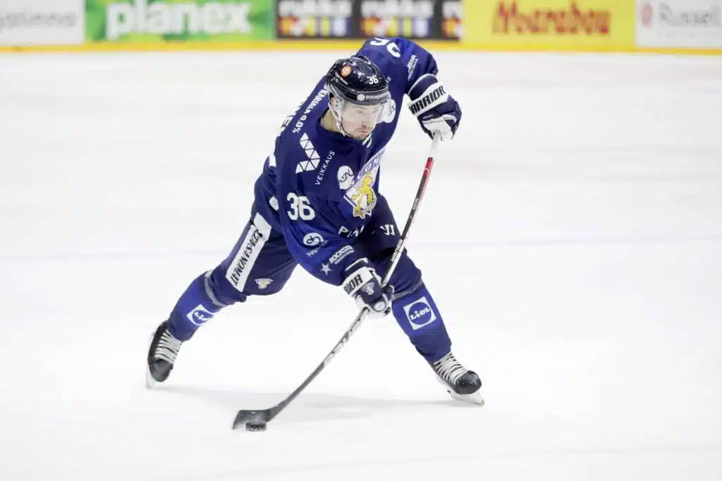 Leijona-puolustajaa ei ikäkriisit paina – kuittasi asian hulvattomalla tavalla