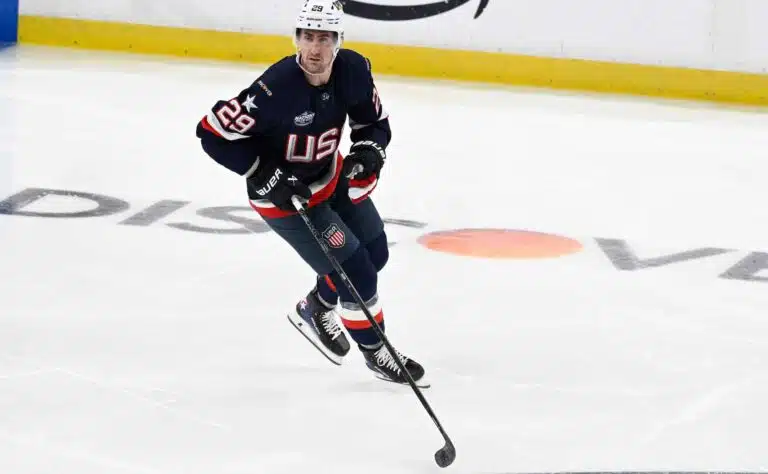 Kritiikin keskellä oleva olympiatähti vastasi huutoon – täräytti harvinaisen tempun NHL-kaukalossa