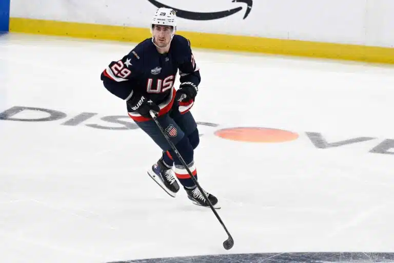 Kritiikin keskellä oleva olympiatähti vastasi huutoon – täräytti harvinaisen tempun NHL-kaukalossa