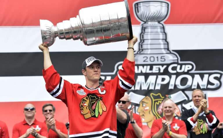 Kanadan maajoukkuelegenda pukeutui kotikaupungin paitaan – liikuttui paluustaan NHL:ään