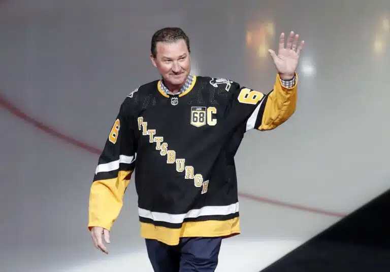 NHL:n jättiläinen ilmestyi halliin – Erik Karlsson reagoi heti
