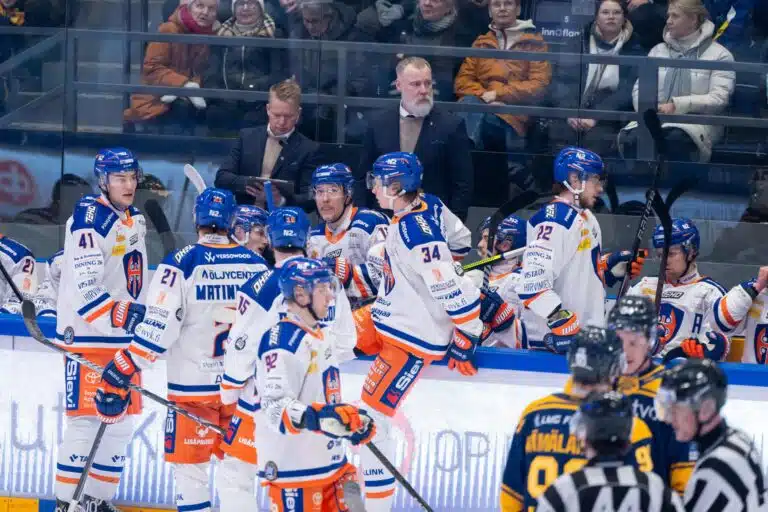 Nyt ryskyy laidat – entinen Tre Kronor -pommikone Liigaan