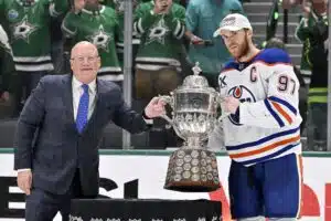 NHL:n apukomissaari Bill Daly ja Edmonton Oilersin Connor McDavid