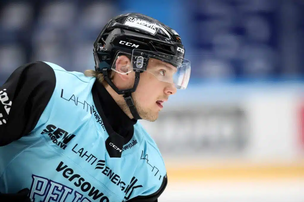 Suomalaispelaaja ei säästellyt otteissaan – pelikielto ja sakot SHL-debyytistä