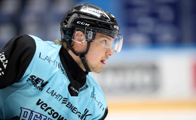 Suomalaispelaaja ei säästellyt otteissaan – pelikielto ja sakot SHL-debyytistä