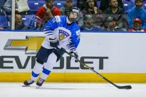 Läpimurto jäi haaveeksi – MM-kisoihin valittu suomalaispuolustaja jättämässä NHL:n