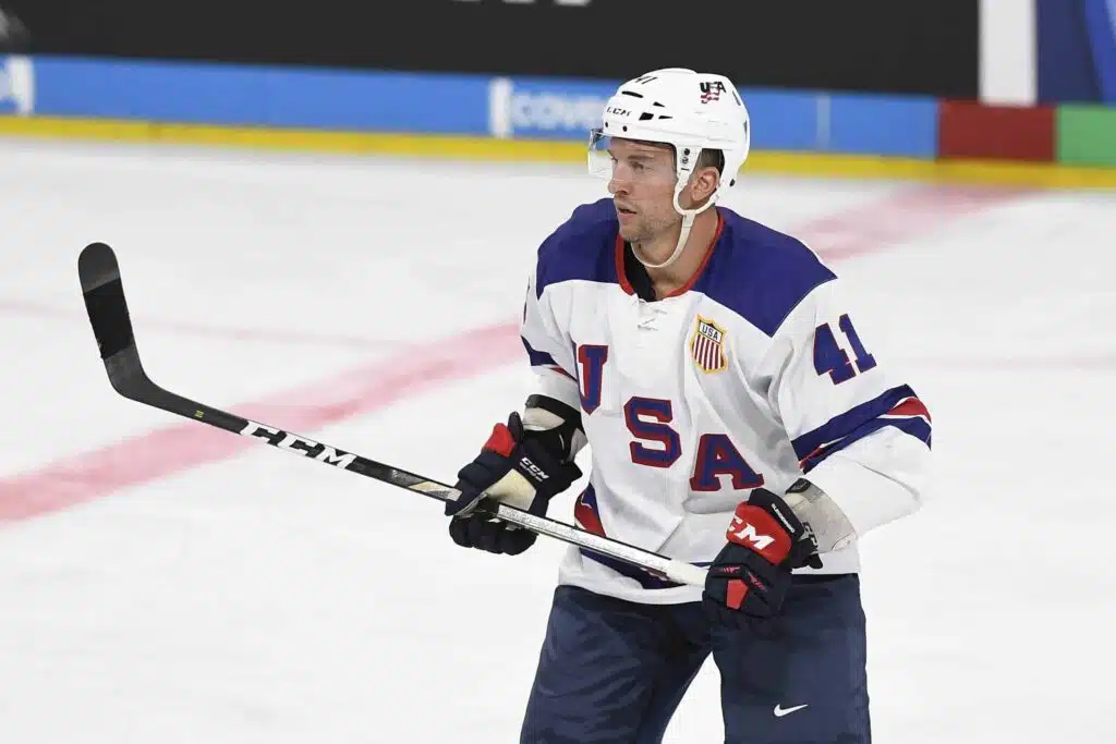 Yhdysvaltain maajoukkuehyökkääjä päätyi brutaaliin ratkaisuun – kokeilee NHL:ssä ennennäkemätöntä temppua