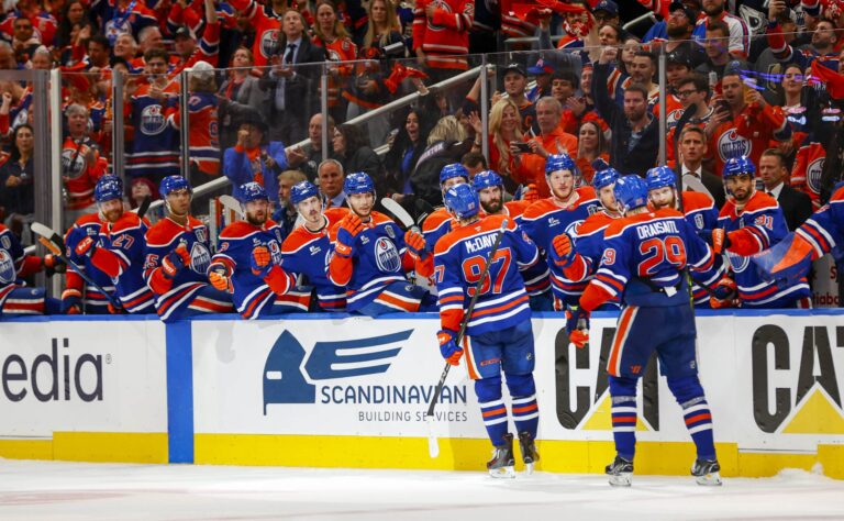 Connor McDavid sai odottamatonta seuraa – katso, miten maailmanmestari reagoi