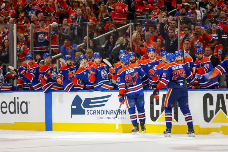 Connor McDavid sai odottamatonta seuraa – katso, miten maailmanmestari reagoi
