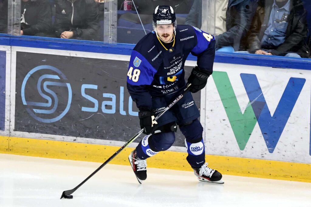 Leijona-hyökkääjä ei jäänyt odottelemaan – ratkaisu vie Liigaan
