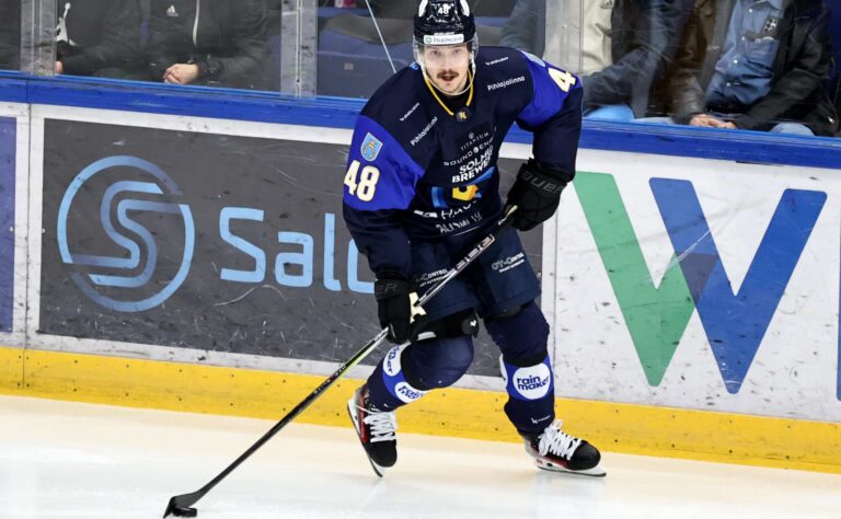 Leijona-hyökkääjä ei jäänyt odottelemaan – ratkaisu vie Liigaan