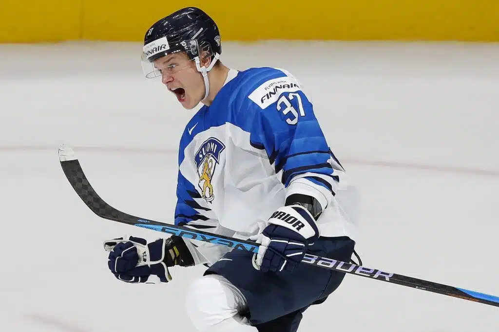 Sebastian Aho ei voinut kuin seurata katseella – sen jälkeen omissa kolisi hurjalla voimalla