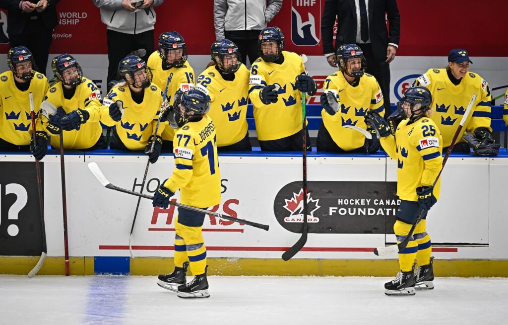 Kun kaikki pysähtyy – kaksi naista avaa suunsa jääkiekon vaietusta varjopuolesta