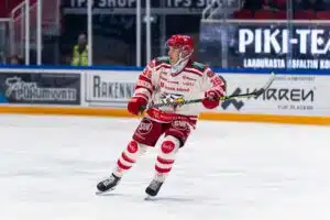 288 NHL-ottelua pelannut puolustaja lopettaa – maailmanmestarin ura päättyi Vaasassa