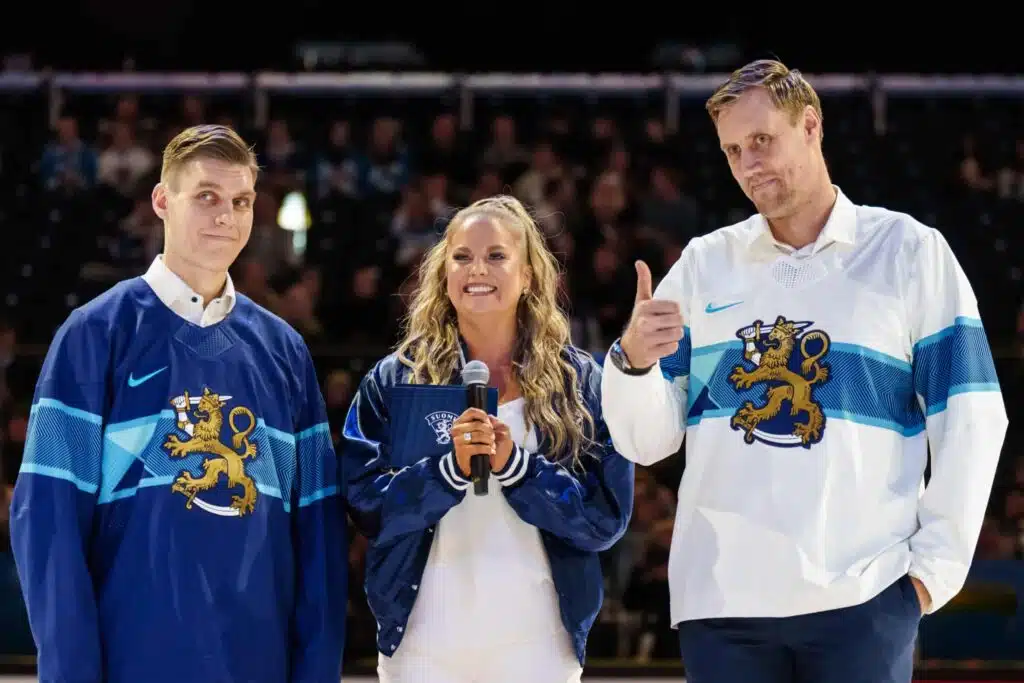 Mörkö esitteli Milano Cortinan Leijonapaitaa