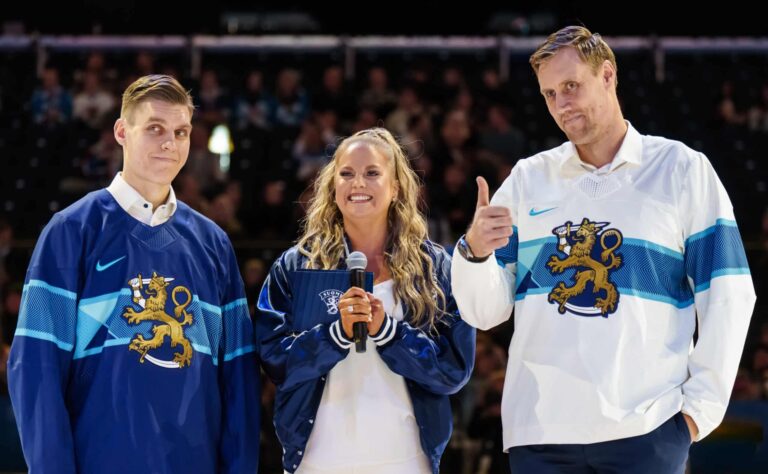 Mörkö esitteli Milano Cortinan Leijonapaitaa