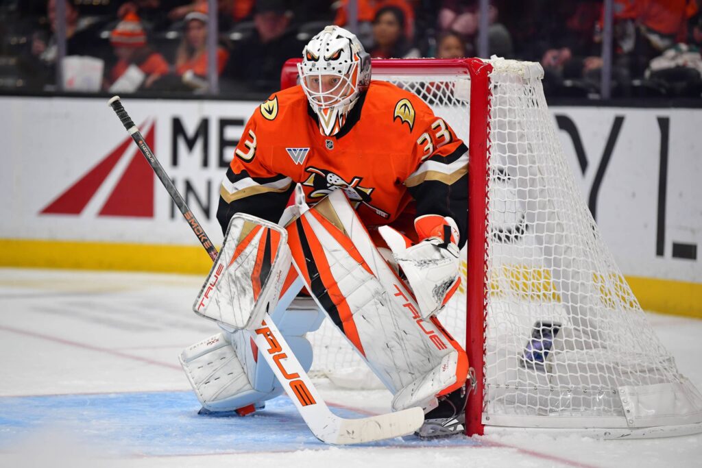 Suomalaisvahti käytti tilaisuutensa – maaginen venytys puhuttaa NHL:ssä