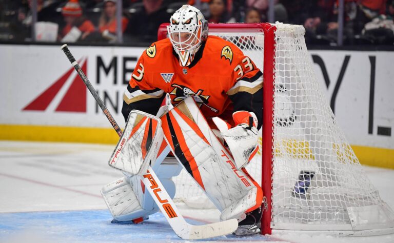 Suomalaisvahti käytti tilaisuutensa – maaginen venytys puhuttaa NHL:ssä