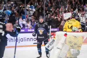 Ruotsin kiekkokriisi repesi auki – ex-päävalmentaja syyttää koko maan kulttuuria