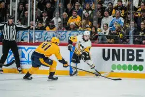 Pittsburgh Penguinsin Ville Koivunen ja Nashville Predatorsin Nic Hague