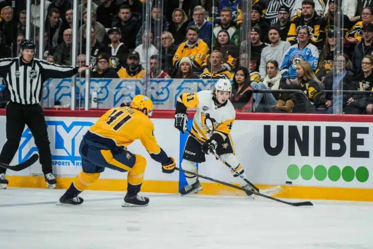 Pittsburgh Penguinsin Ville Koivunen ja Nashville Predatorsin Nic Hague