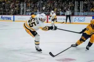 NHL-tähden ympärillä leimahti hurja siirtohuhu – nyt Erik Karlsson rikkoi hiljaisuuden