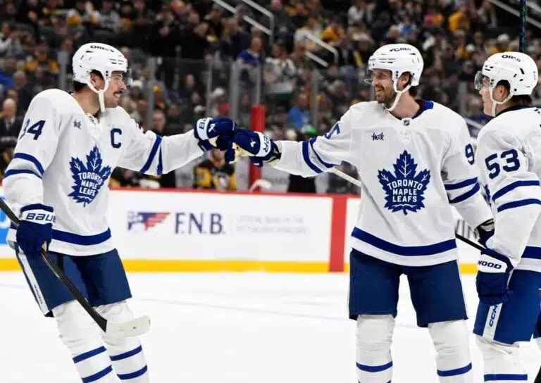 Auston Matthews ja Toronto Maple Leafsin pelaajia