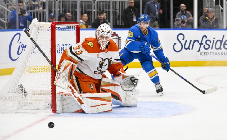 Suomalaisvahti seisoi päällään NHL:ssä – jääkö farmi taakse?