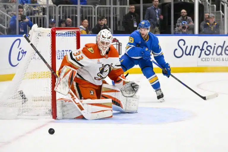 Suomalaisvahti seisoi päällään NHL:ssä – jääkö farmi taakse?